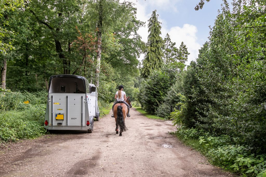 Antonia weg langs huis met ruiter op paard bij Woudstee